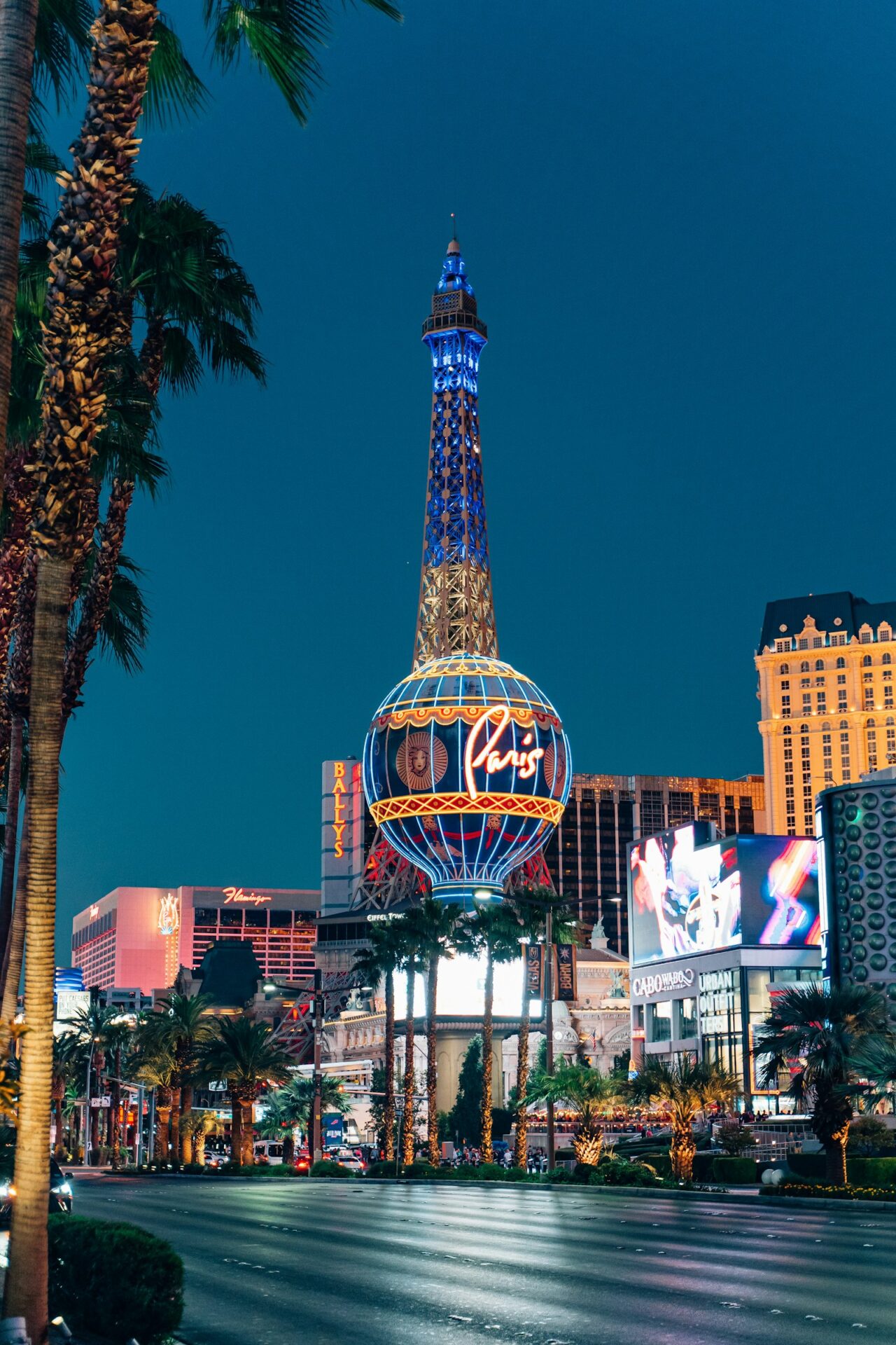 Banks line up Fertitta's $7bn Caesars bid over Icahn's $33
